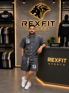 REXFIT SPORTS Ensemble chemise à manches courtes et short gris pour homme, ensemble décontracté streetwear deux pièces, ensemble assorti, vêtements de sport imprimés sur mesure - Product Image 3