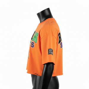 Camiseta corta de algodón francés para mujer, color naranja, suave y transpirable, con parche de chenilla y logotipo bordado. Camiseta corta de algodón para mujer. - Product Image 3