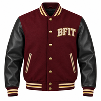Veste universitaire marron avec manches en cuir noir, boutons dorés, logo brodé, style preppy pour homme, vêtement d'automne