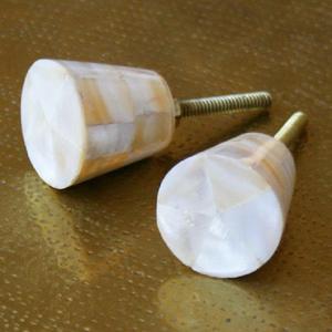 Nouveau Bouton de Meuble Artisanal Sculpté en Coquillage Poli Brillant et Nacre Vierge, Écologique et Traditionnel, pour Armoires et Tiroirs de Cuisine - Product Image 5