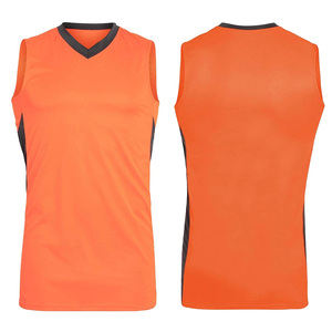 Camiseta de baloncesto duradera diseñada para uso repetido, que mantiene la forma, el color y la comodidad a través de la acción deportiva intensa. - Product Image 1