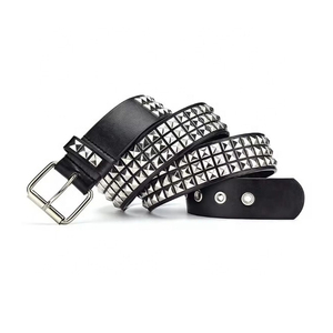 Cinturón Casual Negro de Cuero Vacuno con Tachuelas Estilo Punk, Hebilla de Aleación, Remaches Piramidales y Cadena de Diseño Cuadrado para Hombre y Mujer - Product Image 1