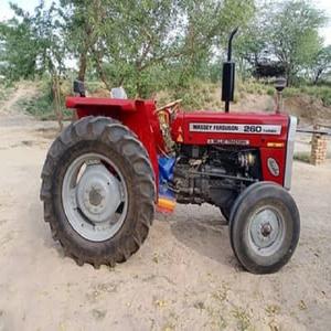 Potente Motor Massey Ferguson MF 260, Tractor Utilitario Compacto de Tracción en las Cuatro Ruedas con Transmisión de Engranajes y Bomba de Potencia - Product Image 1