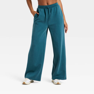 Pantalones de chándal anchos Heather Grey para mujer, de tiro medio, con cordón ajustable, franja lateral en contraste color crema y bajo abierto. - Product Image 4