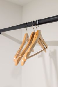 Cintres en bois avec crochet en acier, design minimaliste sculpté, pour rangement de vêtements dans le placard, prix abordable - Product Image 5