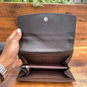 Promotion cadeau nouveau Design en cuir repoussé à la main pochette mode femmes sac à main véritable cheveux peau cuir Long portefeuille avec bracelet - Product Image 6