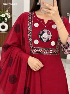 Ensemble Kurti droit en pur coton avec imprimé bloc et travail artisanal miroir, pantalon et dupatta assortis – Mode féminine à prix avantageux - Product Image 2