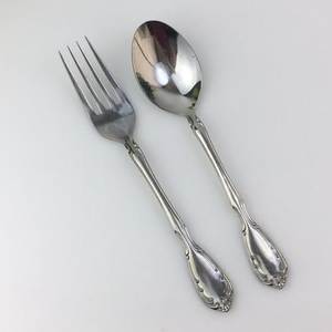 Juego de servidores de ensalada de metal con acabado artesanal para una colección de vajilla premium y celebraciones festivas. - Product Image 2