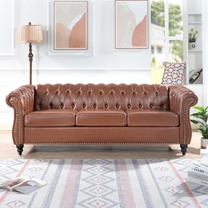 Divano Chesterfield a Tre Posti con Braccioli Arrotolati in PU Marrone 84.65 per Soggiorno - Product Image 1