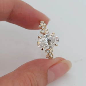 แหวนหมั้นเพชรแท้ทรงวงรีทองคำแท้ 18K สำหรับผู้หญิง ได้รับการรับรองจาก GIA สไตล์คลาสสิก - Product Image 2
