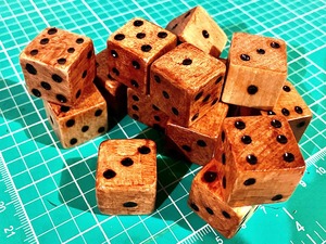Dados de juego modernos de lujo, hechos a mano, de madera natural pulida, en material de nogal, cubos cuadrados pulidos, de uso artístico y coleccionable. - Product Image 2