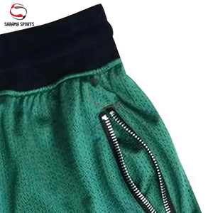 Shorts de sport vintage personnalisés avec logo pour homme – Double couche en maille pour le basketball et le streetwear - Product Image 2