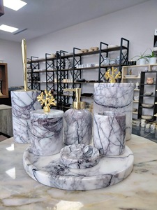 Ensemble de salle de bain moderne portable en trois pièces en résine acrylique bleu ciel de luxe ILAHI, design floral rond, Uttar Pradesh - Product Image 3