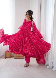 Elegante Vestido Anarkali de 12 Metros con Espejo Decorativo y Detalles Hechos a Mano, con Pantalón y Dupatta para Mujer - Product Image 3