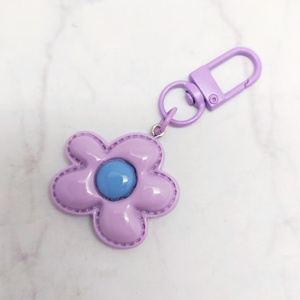 Adorable Flower Keychain made Resin and Alloy Bag <b>Charm</b> and <b>Keyring</b>, Perfect for Gifts. A charming accessory for everyday use - Product Image 1