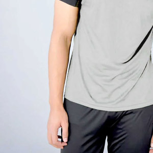 เสื้อยืดแขนสั้นผู้ชาย คอกลม แห้งเร็ว ทรงเข้ารูป สปอร์ต ทอแบบถัก สีเทา-ดำ - Product Image 4