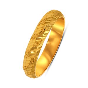 Bague de luxe texturée en or, large, à facettes diagonales, motif martelé, élégante, bijou raffiné pour homme - Product Image 1