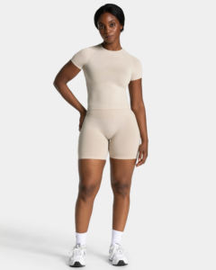 เสื้อยืดผู้หญิงแขนราแกลนทรงเข้ารูป ผ้าคอตตอนผสมสแปนเด็กซ์ คุณภาพพรีเมียม 100%  รับสกรีนโลโก้ตามแบบ - Product Image 3