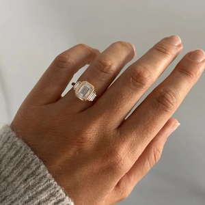 Anillo de Diamante Cultivado en Laboratorio con Corte Esmeralda de 2.30CT, Engastado en Bisel, con Piedras Laterales en Forma de Baguette, Oro Amarillo de 14K, Venta al Por Mayor - Product Image 4