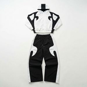 Elegante Chándal Urbano en Blanco y Negro |   Chaqueta y Pantalones Impermeables Ligeros |   Ropa Deportiva de Moda OEM Personalizada - Product Image 1