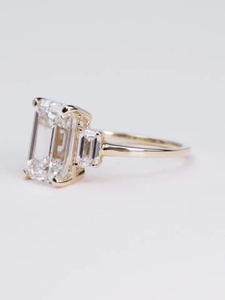 Anillo de Compromiso de Diamante Cultivado en Laboratorio con Corte Esmeralda de Lujo VVS Diam de 5.00 Ct, Oro Amarillo de 18K/14K/10K, Joyería Nupcial Solitario de 3 Piedras - Product Image 5