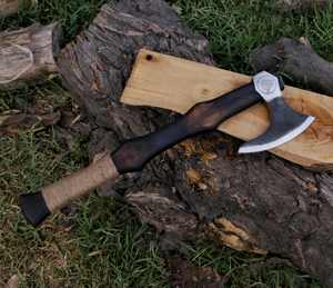 Hache de survie multi-usage artisanale en acier industriel à haute teneur en carbone, manche en bois de rose, cuir, 1,5 kg - Product Image 3