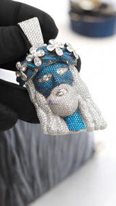 Colgante de Jesús de Lujo con Incrustaciones de Moissanita Azul y Blanca, Obra Maestra de Joyería Hip Hop - Product Image 3
