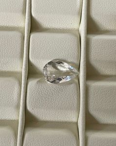 Hyalite opal cambia de color de blanco a verde opal. Hyalite opal con corte de pera. - Product Image 2