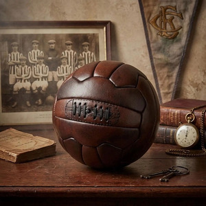 Balón de fútbol vintage al por mayor, hecho con cuero genuino, artesanía tradicional, costuras clásicas a bajo precio - Product Image 3