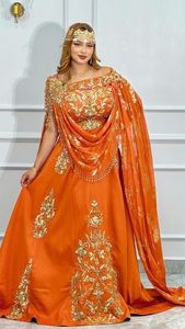Robe de mariée traditionnelle Fergani élégante orange sur fond doré brodée pour femme, longueur ras du sol, coupe régulière, extensible et anti-humidité - Product Image 2