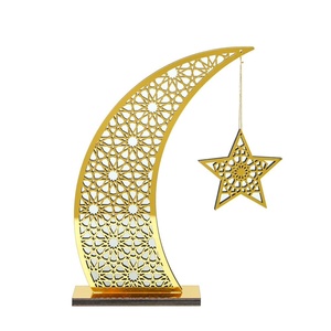Estatua de Luna Creciente y Mezquita en Metal Dorado Martillado – Figura Islámica con Base Ovalada de Madera Sólida para Decoración de Ramadán y Eid - Product Image 5