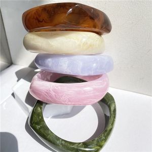 กำไลข้อมือเรซิ่นทำมือสำหรับผู้หญิง ดีไซน์ลายดอกไม้แกะสลัก เหมาะสำหรับงานปาร์ตี้ - Product Image 5