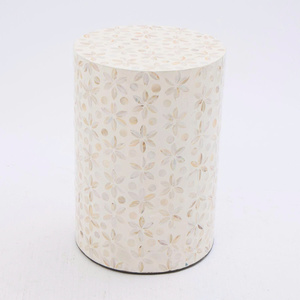 Colección Elegante: Taburete Cilíndrico Blanco con Diseño Floral, Adorno Decorativo de Capiz, Muebles y Accesorios para el Hogar - Product Image 1