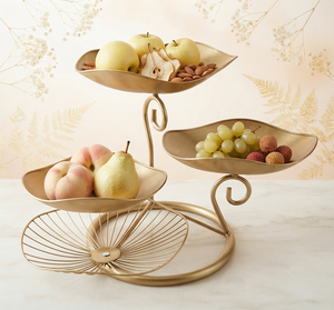Corbeille à fruits en métal doré à trois niveaux, design géométrique élégant pour le rangement des fruits - Product Image 1