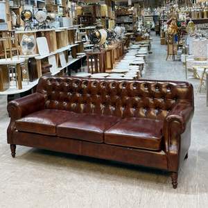 Canapé Chesterfield trois places en cuir véritable - Product Image 1