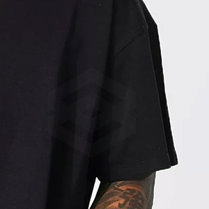 Camiseta Negra de Hombre con Hombros Caídos, Estampado en Relieve de Alta Calidad, Ajuste Holgado, Cuello Simulado, Estilo Urbano, Venta al por Mayor - Product Image 2
