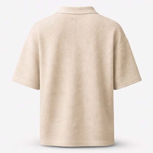 เสื้อเชิ้ตผู้ชายผ้าวาฟเฟิลพิมพ์โลโก้ตามสั่ง สีเบจ ผ้าฝ้ายเนื้อสัมผัสพิเศษ ทรงโอเวอร์ไซส์ หลวม สบายๆ ใส่ได้ในฤดูร้อน ผ้าไม่ยับ - Product Image 2