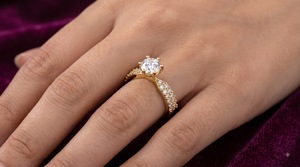 Anillo de Compromiso Clásico Solitario con Diamante Cultivado en Laboratorio, Corte Clásico, Hilera de Diamantes Pavé Laterales, Engaste de Puntas, Oro, Certificado IGI, Aniversario, OEM - Product Image 3