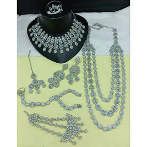 Ensemble de bijoux fins Jewelemarket 10575538DBL avec pierres autrichiennes et perles pour tenue de mariée - Product Image 1