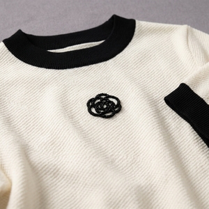 T-shirt en tricot à bordures monochromes pour femme (P8T26201) - Product Image 3