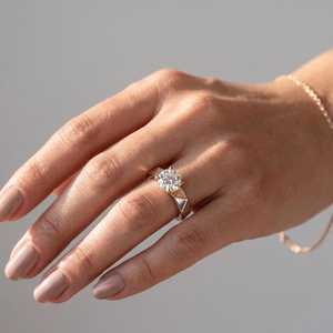 Precioso Anillo de Diamante Cultivado en Laboratorio de 1.00CT VS2, Corte Redondo, Banda Única, Oro Amarillo de 10K, Joyería para Regalo de Fiesta, Boda, Cumpleaños, etc. - Product Image 2