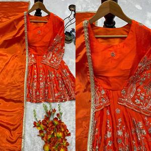 Conjunto Premium de Kurti, Pantalón y Dupatta de Seda Fandy de Alta Calidad, de Secado Rápido, Elástico y Sin Arrugas, con Elegante Bordado para Mujer - Product Image 1