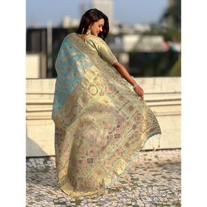 Sari en soie Kora de qualité supérieure, tissé avec des motifs Meenakari et Zari, avec un pallu à imprimé floral fantaisie et une blouse en brocart - Product Image 2
