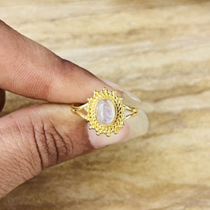 Bague Femme Tendance et Élégante en Laiton Plaqué Or, Motif Rayons de Soleil et Pierre de Lune, Style Vintage Bohème, Délicate et Imposante, Thème Céleste, Vente en Gros - Product Image 4