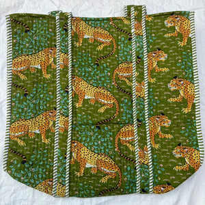 Bolsa de mano con estampado de pantera verde, acolchada a mano, reutilizable, para compras, viajes, trabajo y uso diario, a precio de mayorista. - Product Image 4