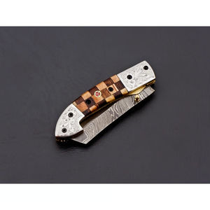 Couteau pliant à double lame en acier Damas fait main avec manche gravé pour le camping, la chasse et les usages utilitaires en extérieur - Product Image 6