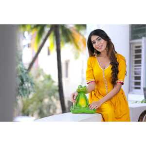 เดรสทรงเอไลน์สีเหลืองสดใส แต่งลายกอต้า คอวี ตัดสี ผ้าฝ้าย/ใยไผ่ ช่วงเอวทรงธรรมชาติ - Product Image 1