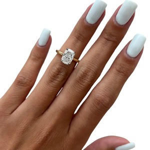 Élégante bague de fiançailles bicolore avec diamant de laboratoire taille coussin allongée de 2 carats et sertissage surélevé - Product Image 5