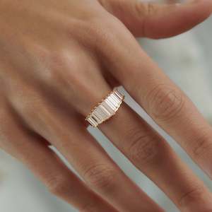 Anillo de Diamantes con Corte Baguette en Oro Amarillo para Mujer, Estilo Clásico, Certificado IGI - Product Image 6