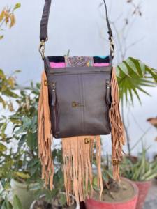 กระเป๋าหนังแท้ทำมือ กระเป๋าหนังวัวแท้ลายแอซเท็ก พร้อมพู่ห้อยแบบผ้าห่ม กระเป๋าสะพายข้างขายดีสำหรับผู้หญิง - Product Image 3